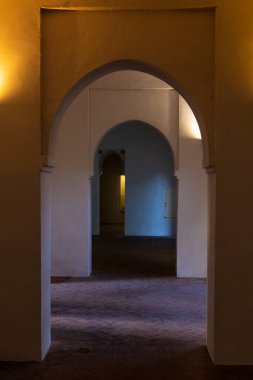 İspanya 'nın güneyindeki Malaga, Endülüs Alcazaba Kalesi' nin iç kısımlarında belirgin Fas kemerleri bulunmaktadır.. 