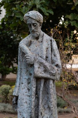 11. yüzyıl Yahudi şairi, bilge ve filozof Solomon İbn Gabirol 'ün İspanya Malaga' daki tefekkür heykeli. 