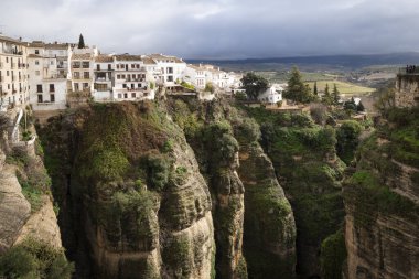 Guadalevin Nehri 'nin yukarısında kayalık bir kanyon güney İspanya' nın Endülüs kentindeki bir dağın tepesinde bulunan Ronda köyünü kesiyor.. 