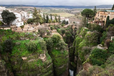 Guadalevin Nehri 'nin yukarısında kayalık bir kanyon güney İspanya' nın Endülüs kentindeki bir dağın tepesinde bulunan Ronda köyünü kesiyor.. 