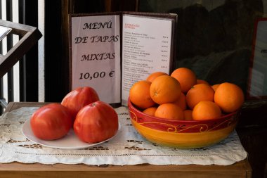Bir kase domates, portakal ve müşterileri Güney İspanya 'da bir restoranda yemeğe davet eden Tapas menüsünün canlı görüntüsü.. 