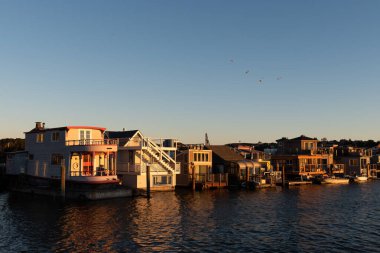 Renkli, boyalı ve restore edilmiş yüzen evler Sausalito, Kaliforniya 'daki Richardson Körfezi' nin durgun sularına yansıyor.. 