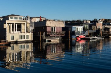 Renkli, boyalı ve restore edilmiş yüzen evler Sausalito, Kaliforniya 'daki Richardson Körfezi' nin durgun sularına yansıyor.. 