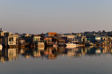 Renkli ahşap ev tekneleri Sausalito, Kaliforniya 'daki Richardson Körfezi' nin durgun sularına yansıdı.. 