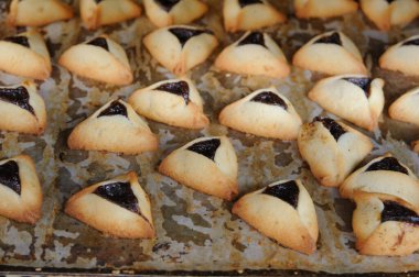 Taze pişmiş hamantashen çikolatalı ve reçelli üçgen kurabiyeler. Geleneksel olarak Purim kutlamalarında Yahudiler tarafından yenir.. 