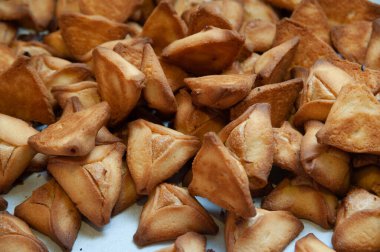 Taze pişmiş hamantashen çikolatalı ve reçelli üçgen kurabiyeler. Geleneksel olarak Purim kutlamalarında Yahudiler tarafından yenir.. 