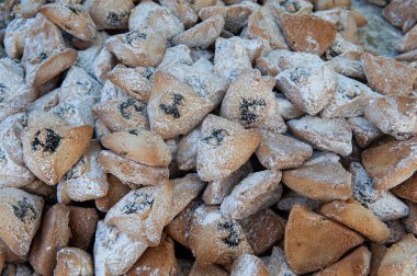 Taze pişmiş hamantashen çikolatalı ve reçelli üçgen kurabiyeler. Geleneksel olarak Purim kutlamalarında Yahudiler tarafından yenir.. 