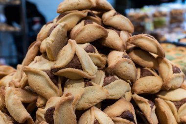 Taze pişmiş hamantashen çikolatalı ve reçelli üçgen kurabiyeler. Geleneksel olarak Purim kutlamalarında Yahudiler tarafından yenir.. 