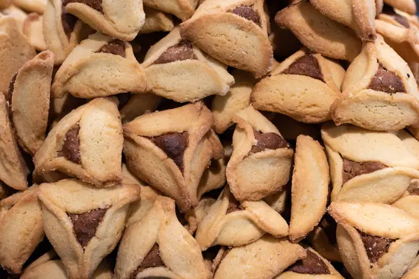 Taze pişmiş hamantashen çikolatalı ve reçelli üçgen kurabiyeler. Geleneksel olarak Purim kutlamalarında Yahudiler tarafından yenir.. 