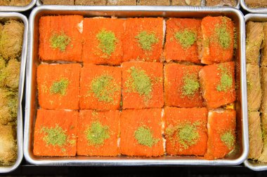 Tepsiler dolusu baklava, popüler, Orta Doğulu, filo pastasından yapılmış, doğranmış fındıkla dolu, şurup veya balla tatlandırılmış bir tatlı..