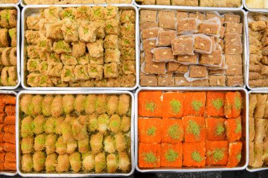 Tepsiler dolusu baklava, popüler, Orta Doğulu, filo pastasından yapılmış, doğranmış fındıkla dolu, şurup veya balla tatlandırılmış bir tatlı..