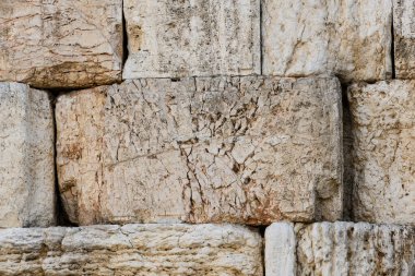 Yakın plan, eski, dokulu, sıra sıra taşların ayrıntıları İsrail 'in Eski Kudüs şehrindeki Batı Duvarı' nın bir kısmını oluşturuyor..