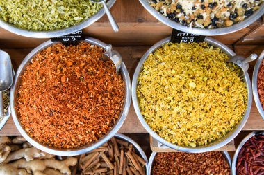 Mujdara ve Fas pilavı da dahil olmak üzere Orta Doğu tarifleri için pirinç çeşnilerinin genel görünümü. 