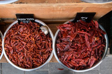 İsrail, Kudüs 'te bir açık hava pazarında büyük bir kase kurutulmuş, sıcak, kırmızı biber.. 