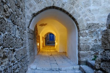 İsrail 'in Tel-Aviv-Jaffa kentindeki bir kiliseye giden Eski Jaffa' dan geçen aydınlık sokak ve taş tünel.. 