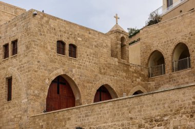 Taş duvarların dış görünüşü ve Aziz Nicholas Manastırı, Eski Jaffa, İsrail 'in kemerli ahşap kapıları.. 