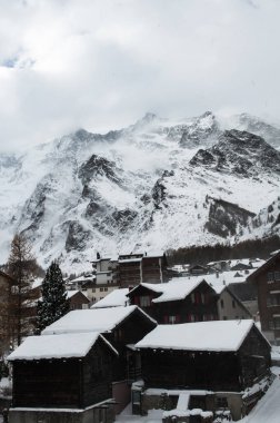 İsviçre 'nin Saas-Fee tatil beldesinde meydana gelen kar fırtınasının ardından, 4000 metrelik tepenin altındaki bir vadide yuva yapmış bir köy görülüyor.. 