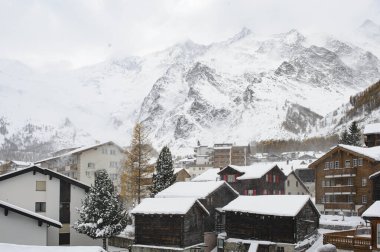İsviçre 'nin Saas-Fee tatil beldesinde meydana gelen kar fırtınasının ardından, 4000 metrelik tepenin altındaki bir vadide yuva yapmış bir köy görülüyor.. 