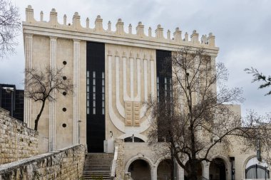 Kudüs 'teki en büyük beit örgü olan Belz Büyük Sinagogu' nun dış görünüşü ve ayrıntıları, İsrail 'in Kudüs kentindeki Yahudi Tapınağı' ndan esinlenilmiştir.. 