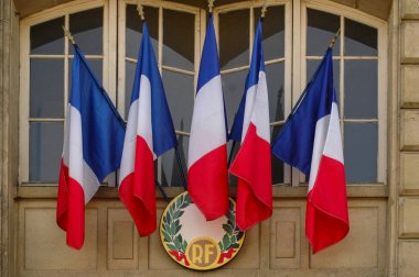 Paris, Fransa 'da bir kamu binasına Fransız bayrakları asıldı, 