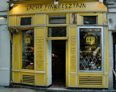 Fransa 'nın Paris kentindeki Le Marais Yahudi mahallesinde Yahudi pastanesi ve pastanesi.. 