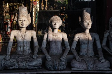 Endonezya 'nın Bali adasındaki bir bahçede insan formlarını temsil eden üç taş heykel.. 