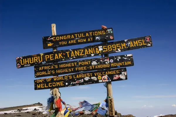 Tanzanya 'nın Uhuru Tepesi tepesindeki zirve tabelası. Kilimanjaro, Afrika kıtasının en yüksek yüksekliği.. 