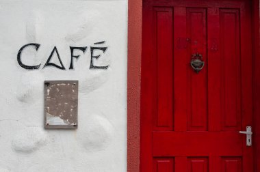 Aan Adaları, İrlanda 'daki uzak Inishmore adasındaki kırsal bir kafenin girişini gösteren bir işaret.. 