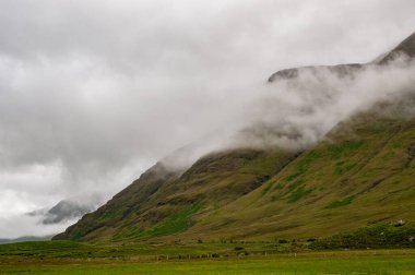 Kırsal, kırsal, dağ manzarası ve Batı İrlanda 'nın yeşil çayırı, Galway İlçesi. 