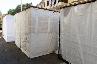 Bir sukkah, ya da sukka, İsrail 'deki bir haftalık Yahudi tatili sırasında Kudüs' ün dışında inşa edilen kumaştan duvarları ve yama çatılı geçici, ahşap bir konut.. 