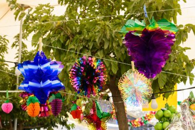 Sukkot bayramında kullanılan geçici bir kabin ya da barınak olan sukkah süslemek için satılan renkli kağıt meyve heykelleri..