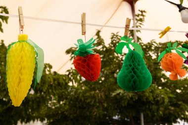 Sukkot bayramında kullanılan geçici bir kabin ya da barınak olan sukkah süslemek için satılan renkli kağıt meyve heykelleri..