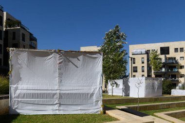 Bir sukkah, ya da sukka, İsrail 'deki bir haftalık Yahudi tatili sırasında Kudüs' ün dışında inşa edilen kumaştan duvarları ve yama çatılı geçici, ahşap bir konut.. 