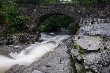 Killin, Perthshire, İskoçya 'nın orta kesimindeki Dochart Şelalesi' nin akıntıları.. 