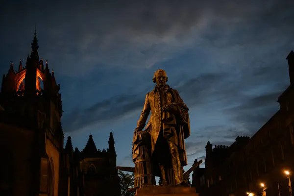 Edinburgh 'un merkezinde İskoç filozof ve ekonomist Adam Smith' in Alacakaranlık Heykeli. 