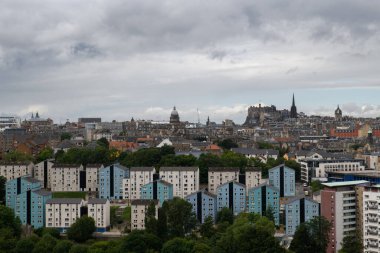Edinburgh, İskoçya şehir manzarası modern ve eski binaların karışımı ve Castle Rock 'ın arka planında yer alan ünlü Edinburgh Kalesi.. 