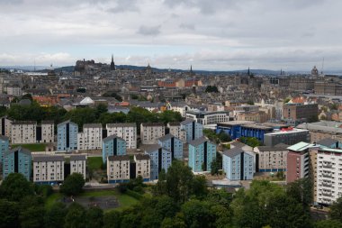Edinburgh, İskoçya şehir manzarası modern ve eski binaların karışımı ve Castle Rock 'ın arka planında yer alan ünlü Edinburgh Kalesi.. 