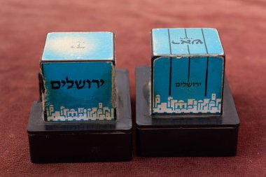İçinde tefillin ya da Yahudi duası için kullanılan filozoflar olan iki mavi kutu.. 