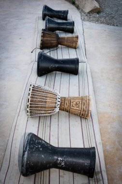 Darbuka ya da bardaktaki davullar, İsrail 'deki davul seansından önce bir paspasın üzerinde duruyordu.. 