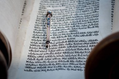 Tevrat okuyucusunu İbranice metin üzerinden yönlendirmek için bir yad veya işaretçinin yakınlaştırılması.