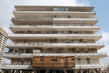 Sukkot bayramı sırasında İsrail 'de bir yerleşim yeri manzarası. Bir haftalık Yahudi festivalinin ritüeli olarak balkonlara geçici, ahşap yapılar yerleştiriliyor..