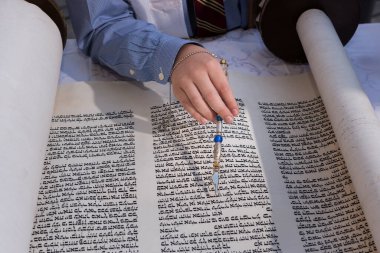Tevrat 'ı ya da İncil' i okuyarak, Musa ve Museviliğin beş kutsal kitabı, bir işaretçinin ya da Yad 'ın yardımıyla, eski İbranice metinde okuyucuya rehberlik ederek,.