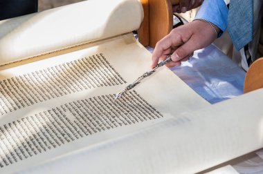 Tevrat 'ı ya da İncil' i okuyarak, Musa ve Museviliğin beş kutsal kitabı, bir işaretçinin ya da Yad 'ın yardımıyla, eski İbranice metinde okuyucuya rehberlik ederek,.