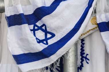 Geleneksel Etiyopya kemerinin ayrıntıları, renkli işlemeli beyaz bir elbise, burada da kadınlar tarafından Kudüs, İsrail 'deki Yahudi bayramında giyilen Davud' un mavi Yahudi yıldızı var.. 