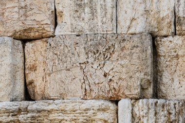 Yakın plan, eski, dokulu, sıra sıra taşların ayrıntıları İsrail 'in Eski Kudüs şehrindeki Batı Duvarı' nın bir kısmını oluşturuyor..