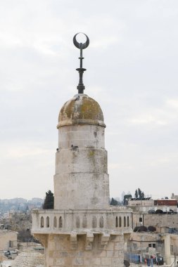 Eski Kudüs şehrinde klasik bir minare manzarası. Minare, müezzinin Müslümanları namaz kılmaya çağırdığı bir balkonu olan caminin bir kısmını oluşturan uzun ince bir kuledir..
