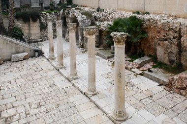 Kudüs 'teki köşe yazıları, antik Roma yolu ve pazar yeri olan Cardo' nun bulunduğu yerde..