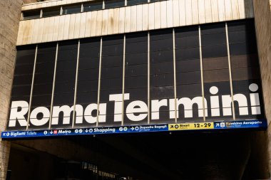 Roma, İtalya 'nın ana tren istasyonu Roma Terminaline Giriş. 