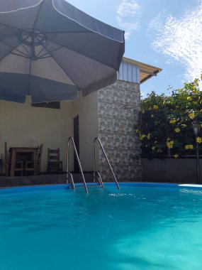 Paslanmaz çelik havuz merdiveni şişman ve yaşlı insanlar için uygun. Merdivenin iki tarafındaki tırabzanlar, geniş basamaklar, kaymayan yüzey, yumuşak yamaç güvenli bir şekilde tırmanmayı kolaylaştırıyor..