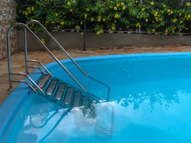 Paslanmaz çelik havuz merdiveni şişman ve yaşlı insanlar için uygun. Merdivenin iki tarafındaki tırabzanlar, geniş basamaklar, kaymayan yüzey, yumuşak yamaç güvenli bir şekilde tırmanmayı kolaylaştırıyor..